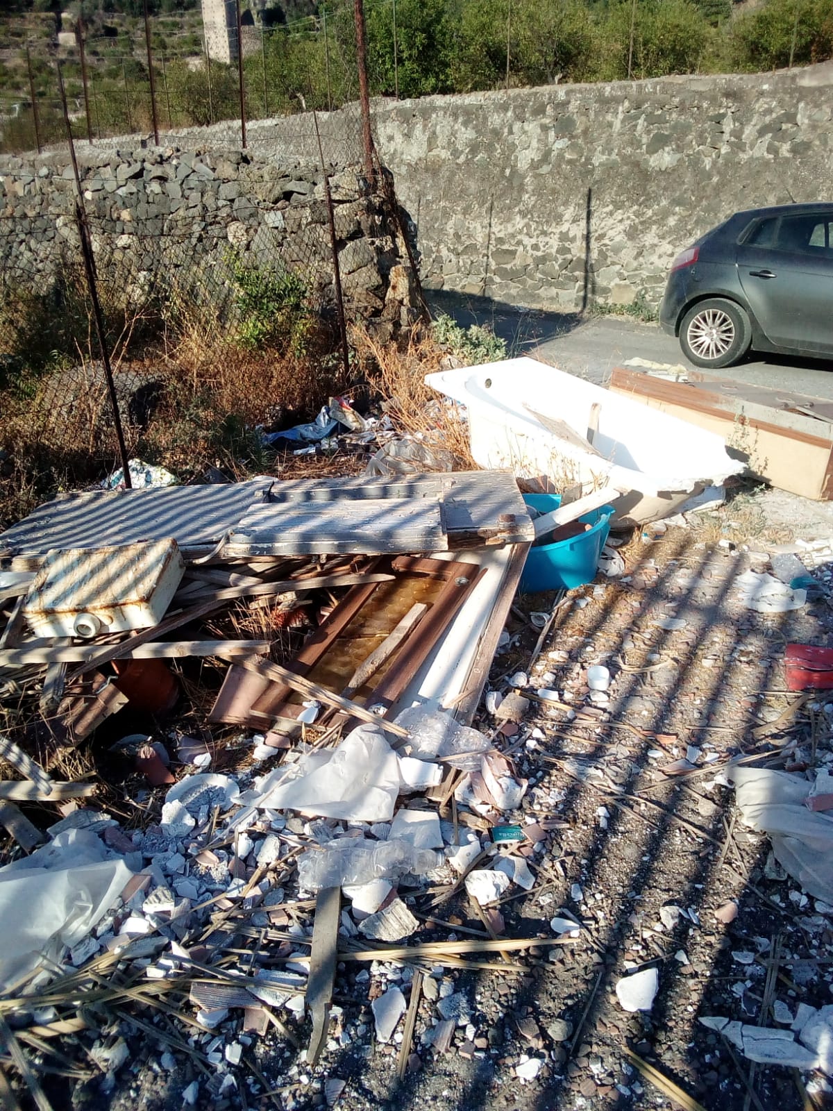 LA SEGNALAZIONE DI UN LETTORE: "SPAZZATURA ABBANDONATA CONTINUAMENTE IN ZONA SAN MARCO "