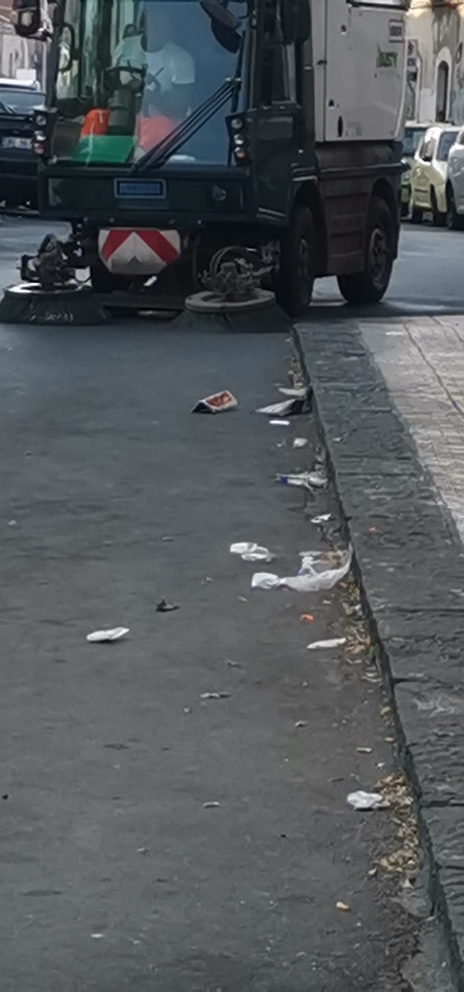 PATERNO’. PULIZIA STRADE, DIVIETI IGNORATI: VENTI MULTE E QUATTRO RIMOZIONI