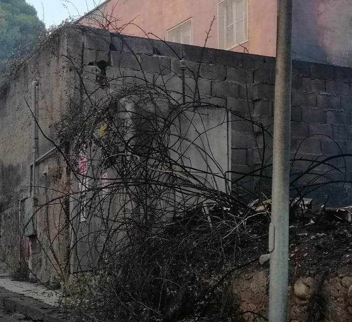 MOTTA SANT'ANASTASIA, INCENDIO MINACCIA ABITAZIONI - FOTO E VIDEO