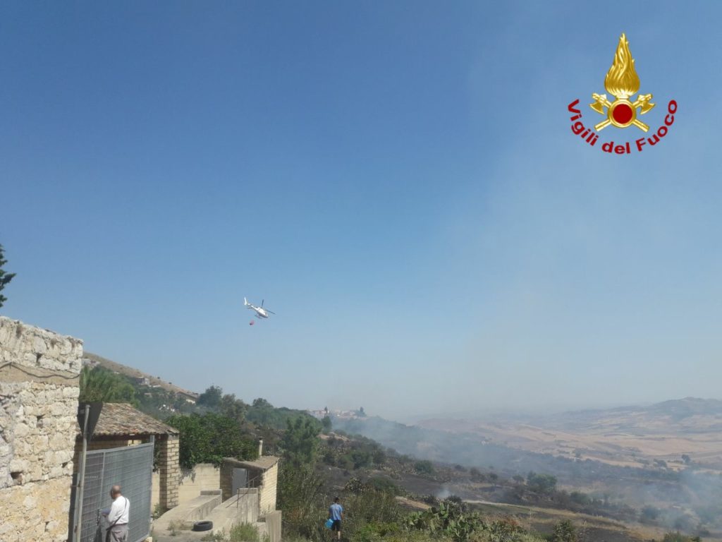 PATERNÒ, VASTO INCENDIO IN CONTRADA PERGOLA: IN AZIONE CANADAIR,  EVACUATE ALCUNE ABITAZIONI