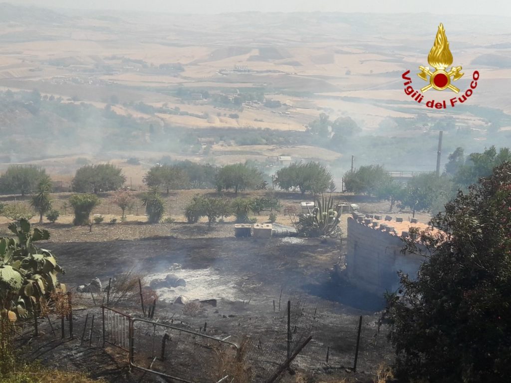 PATERNÒ, VASTO INCENDIO IN CONTRADA PERGOLA: IN AZIONE CANADAIR,  EVACUATE ALCUNE ABITAZIONI