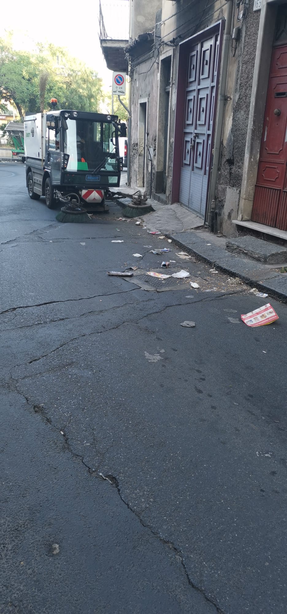 PATERNO’. PULIZIA STRADE, DIVIETI IGNORATI: VENTI MULTE E QUATTRO RIMOZIONI