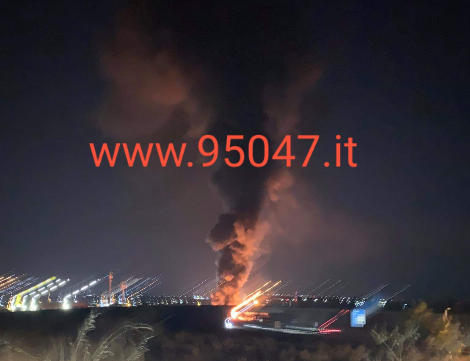 GROSSO INCENDIO IN UNA DITTA DI SMALTIMENTO RIFIUTI INDUSTRIALI NELLA NOTTE