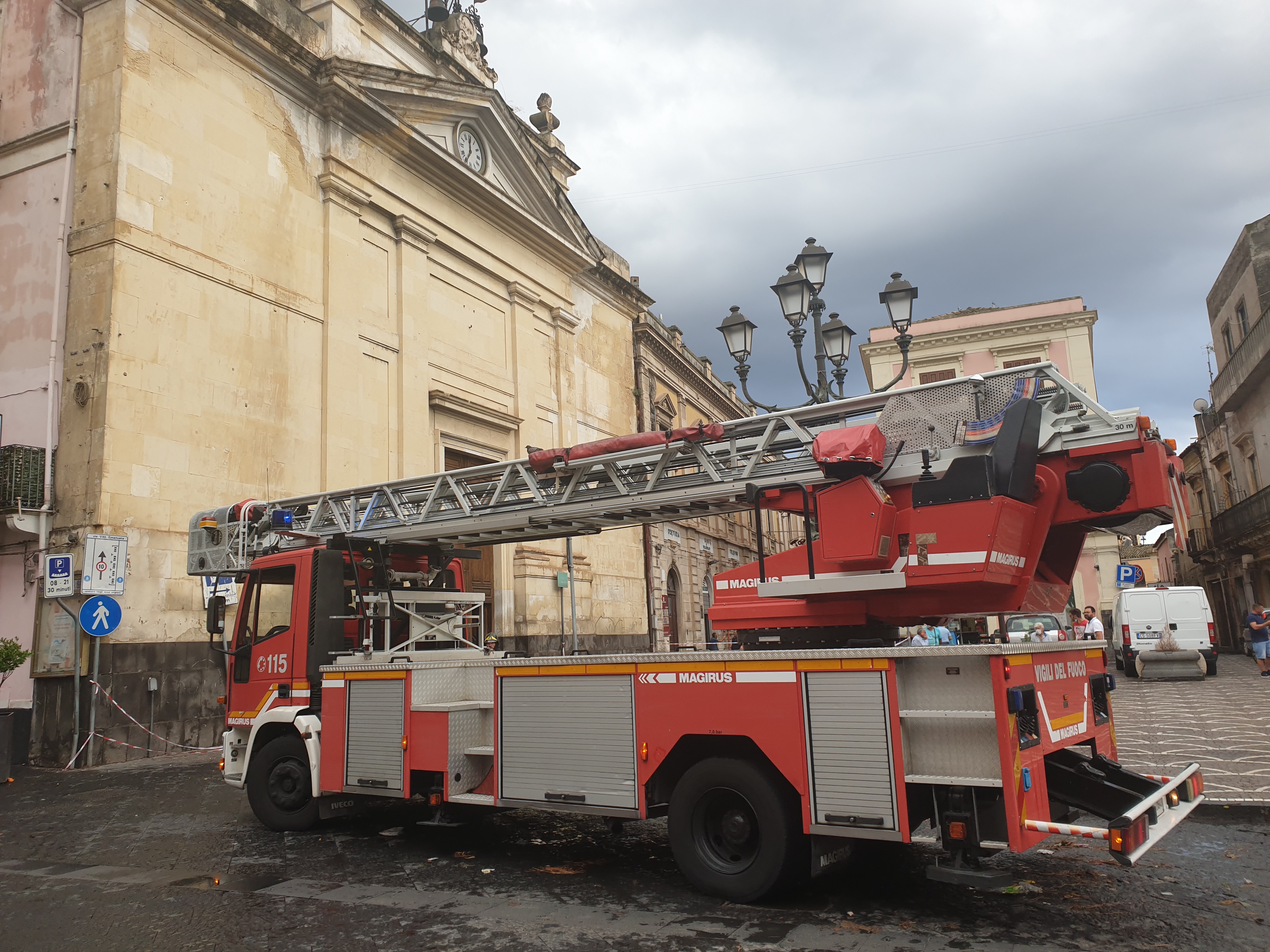 PATERNO': FORTE NUBIFRAGIO STRADE "INVASE" DALL'ACQUA E DANNI