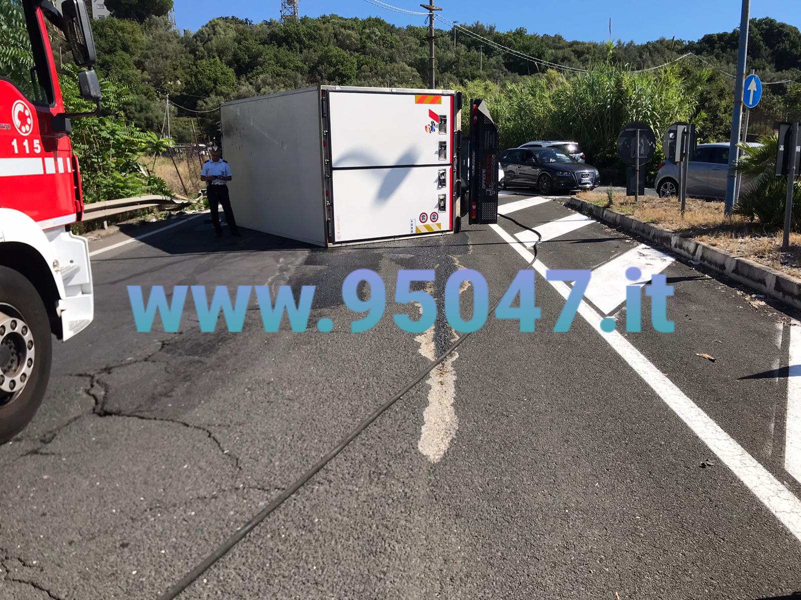 AUTOARTICOLATO SI RIBALTA A SAN GREGORIO