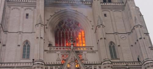 NANTES, BRUCIA CATTEDRALE GOTICA DI SAINT PIERRE: «VIOLENTO INCENDIO» -  FOTO E VIDEO