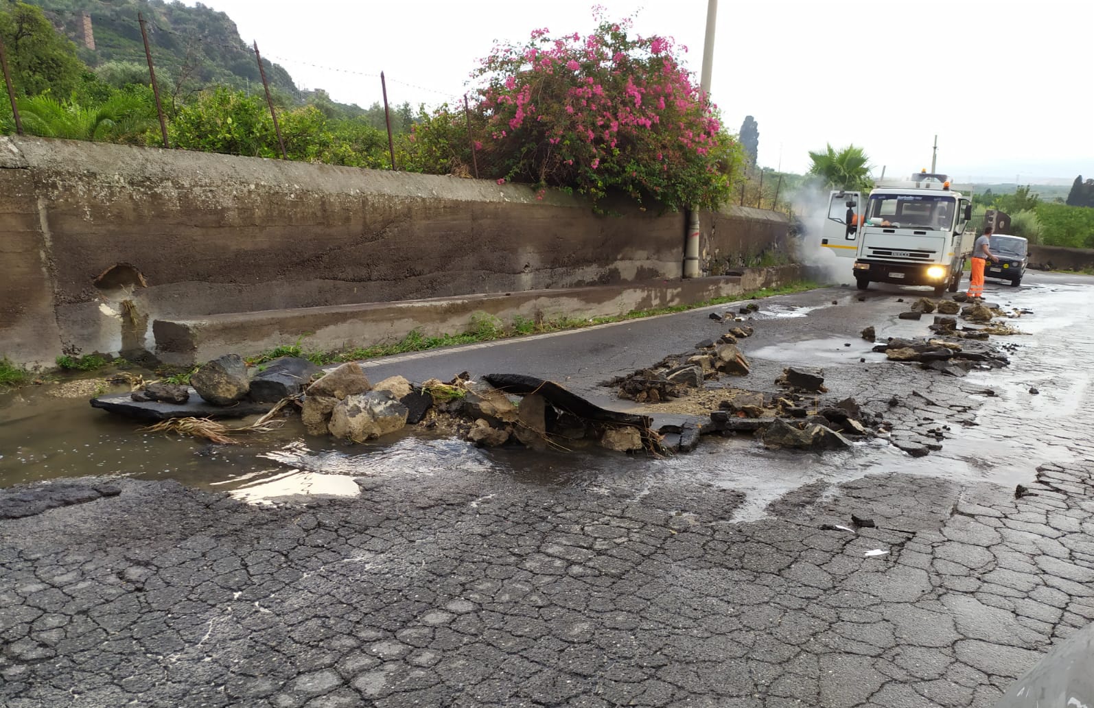 PATERNO': FORTE NUBIFRAGIO STRADE "INVASE" DALL'ACQUA E DANNI