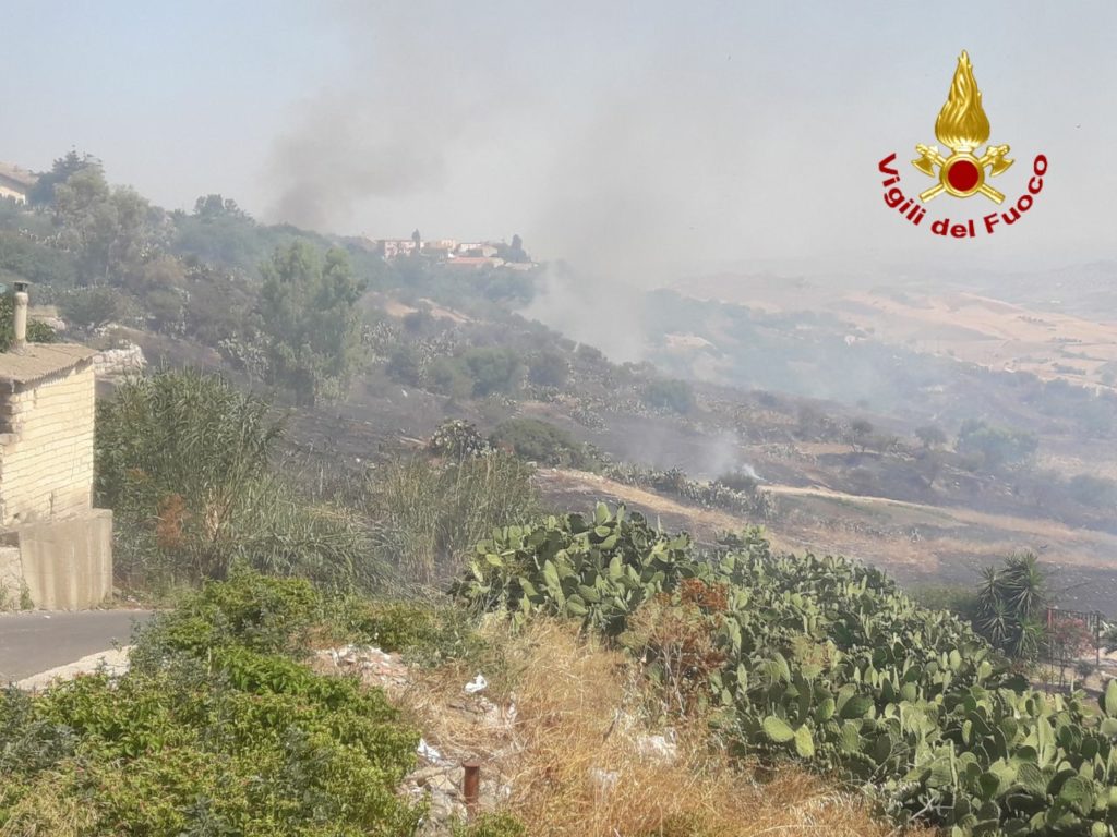 PATERNÒ, VASTO INCENDIO IN CONTRADA PERGOLA: IN AZIONE CANADAIR,  EVACUATE ALCUNE ABITAZIONI