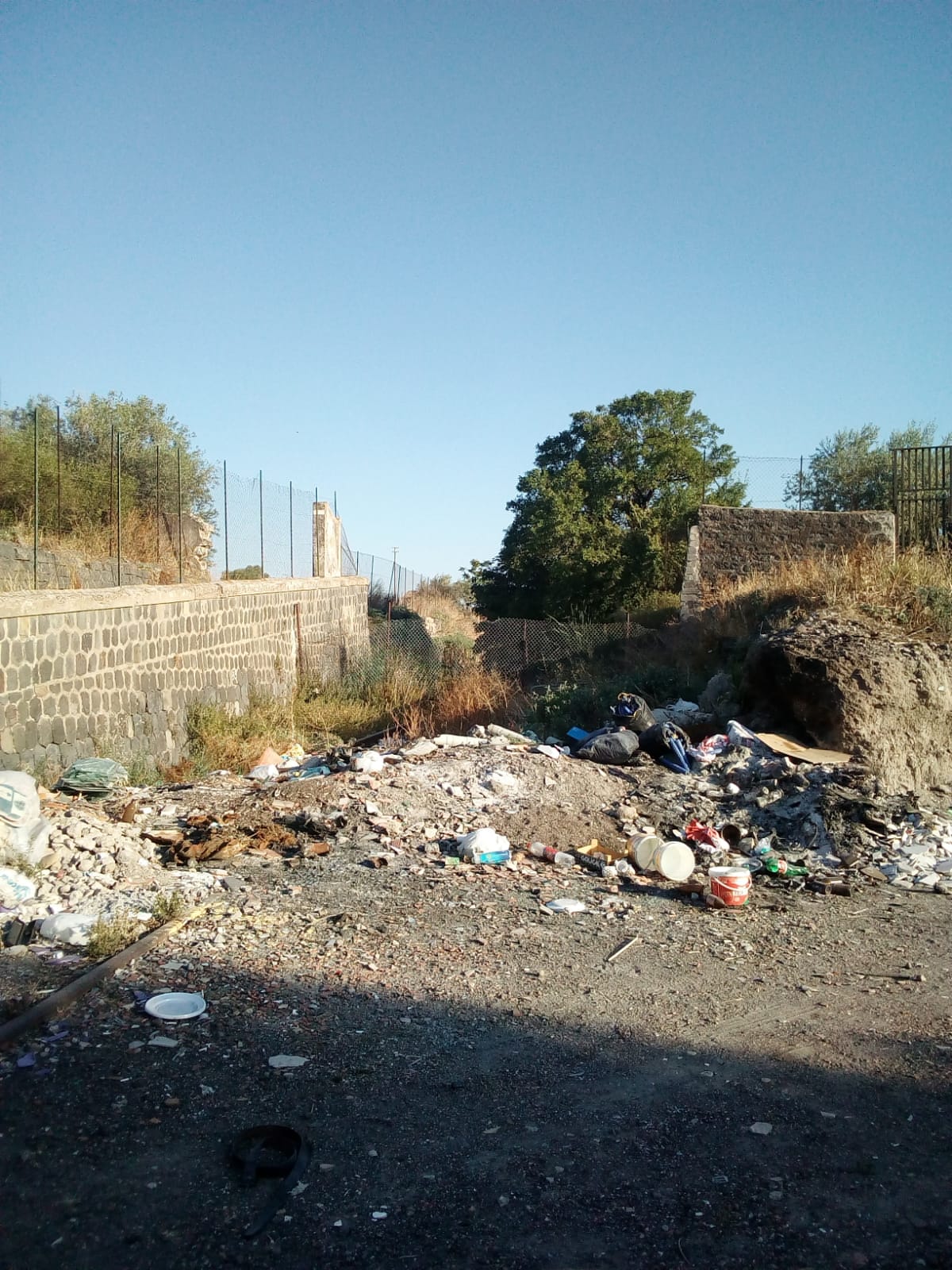 LA SEGNALAZIONE DI UN LETTORE: "SPAZZATURA ABBANDONATA CONTINUAMENTE IN ZONA SAN MARCO "