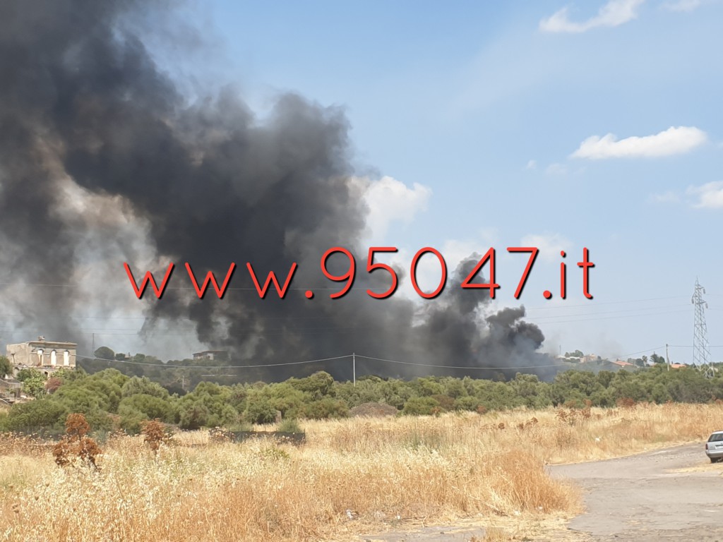 INCENDIO NEI PRESSI DELLA VIA MONGIBELLO, DENSA NUBE NERA  VISIBILE DALLA SUPERSTRADA
