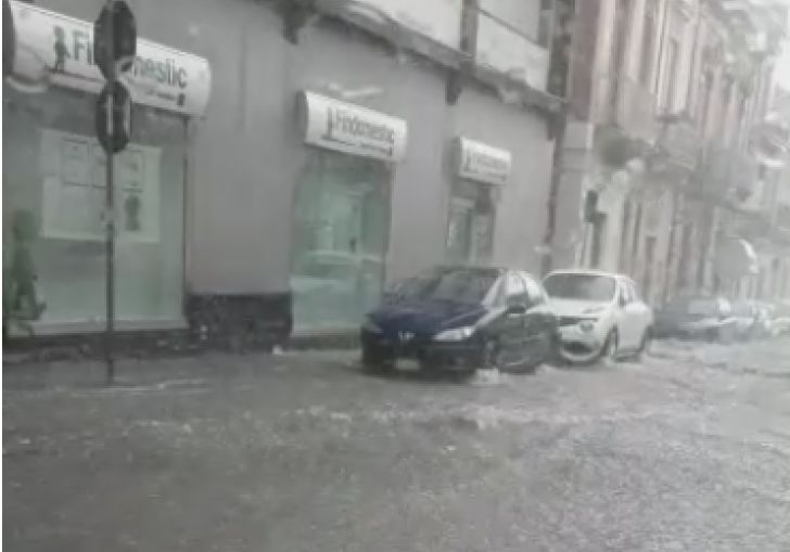 PATERNO': FORTE NUBIFRAGIO STRADE "INVASE" DALL'ACQUA E DANNI