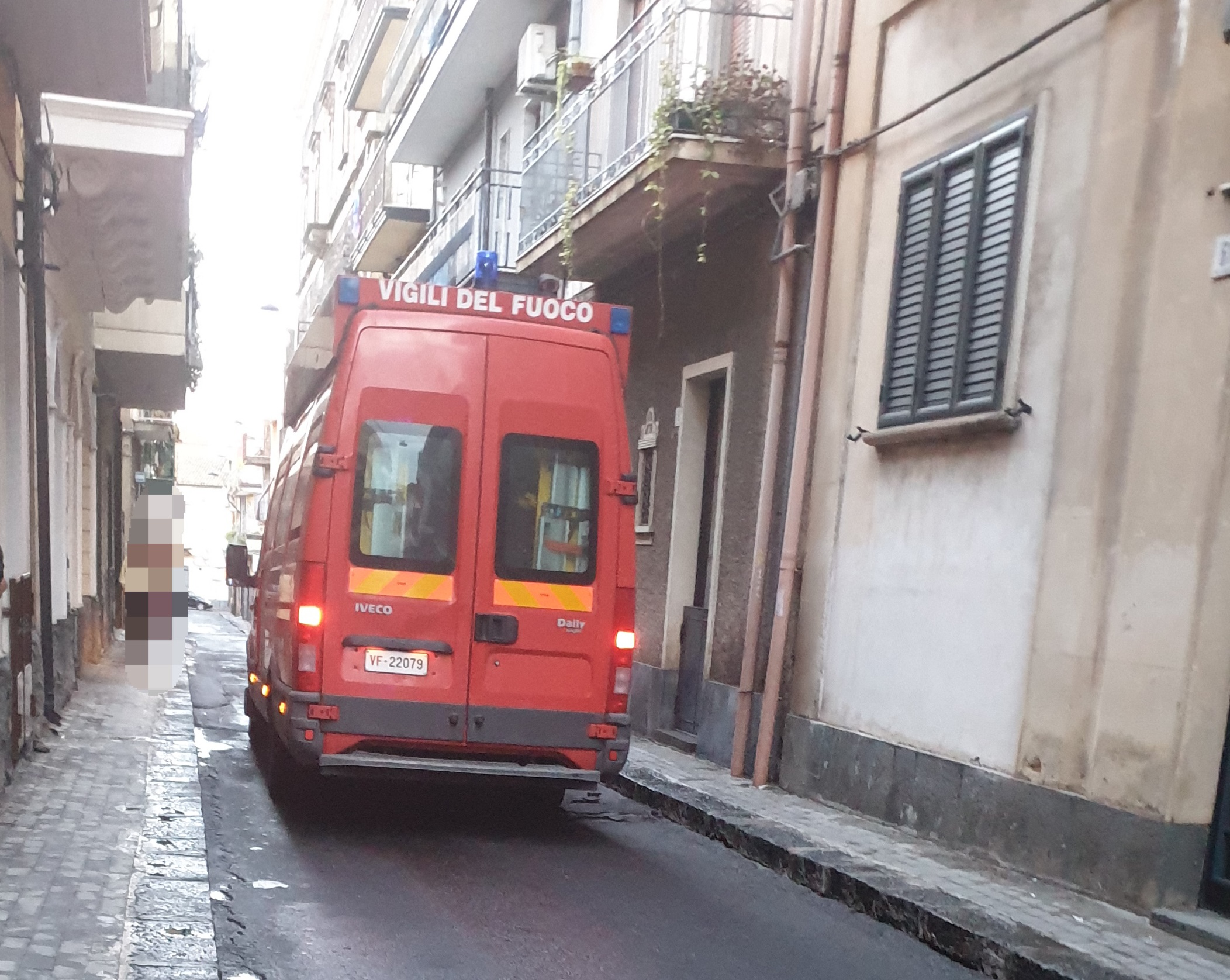 PATERNO: AUTO ROMPE TUBO DEL GAS,INTERVENGONO VVF E CC – LE FOTO