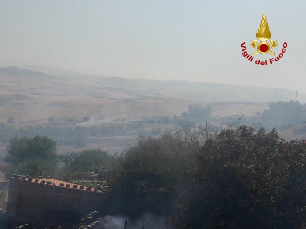PATERNÒ, VASTO INCENDIO IN CONTRADA PERGOLA: IN AZIONE CANADAIR,  EVACUATE ALCUNE ABITAZIONI