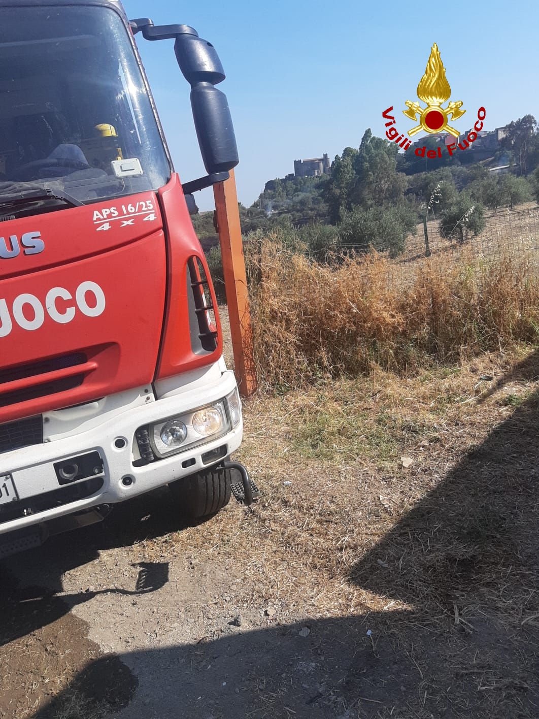 MOTTA SANT'ANASTASIA, INCENDIO MINACCIA ABITAZIONI - FOTO E VIDEO