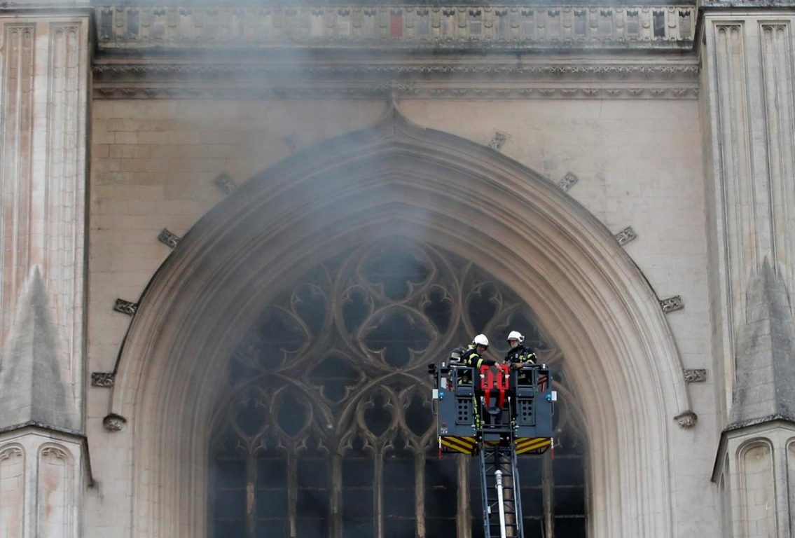 NANTES, BRUCIA CATTEDRALE GOTICA DI SAINT PIERRE: «VIOLENTO INCENDIO» -  FOTO E VIDEO