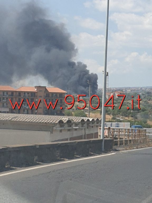 INCENDIO NEI PRESSI DELLA VIA MONGIBELLO, DENSA NUBE NERA  VISIBILE DALLA SUPERSTRADA