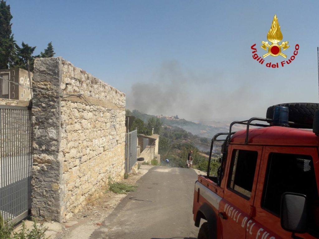 PATERNÒ, VASTO INCENDIO IN CONTRADA PERGOLA: IN AZIONE CANADAIR,  EVACUATE ALCUNE ABITAZIONI