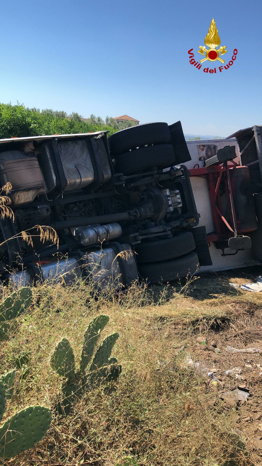 CAMION ESCE DI STRADA E SI RIBALTA NEI PRESSI DELLA BASE DI SIGONELLA, FERITO CONDUCENTE