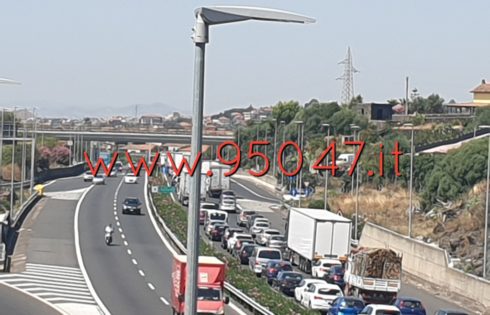 INCIDENTE SULLA TANGENZIALE DI CATANIA. FERITO E LUNGHE CODE