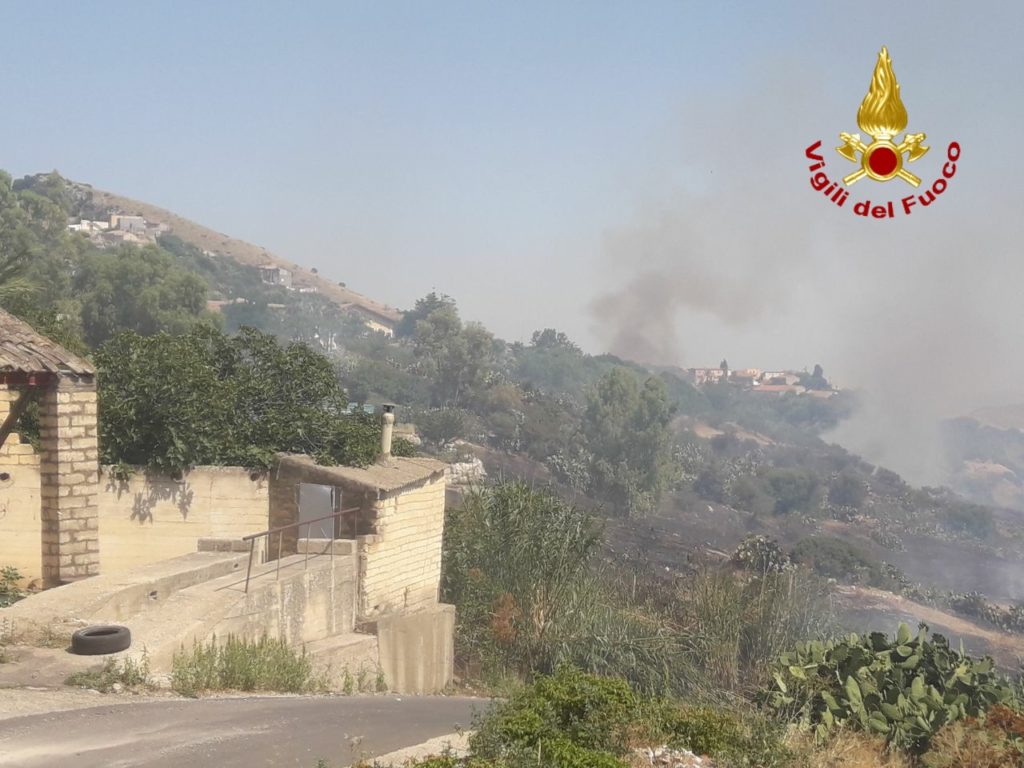 PATERNÒ, VASTO INCENDIO IN CONTRADA PERGOLA: IN AZIONE CANADAIR,  EVACUATE ALCUNE ABITAZIONI
