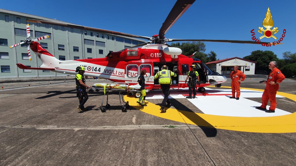 VVF RECUPERANO ESCURSIONISTA CON MALORE SULL'ETNA CON L’ELICOTTERO E LO PORTANO AL CANNIZZARO