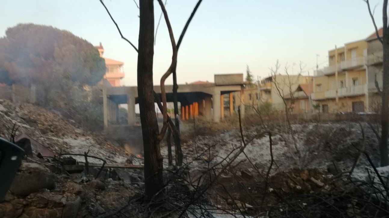 MOTTA SANT'ANASTASIA, INCENDIO MINACCIA ABITAZIONI - FOTO E VIDEO