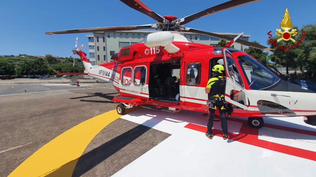 VVF RECUPERANO ESCURSIONISTA CON MALORE SULL'ETNA CON L’ELICOTTERO E LO PORTANO AL CANNIZZARO