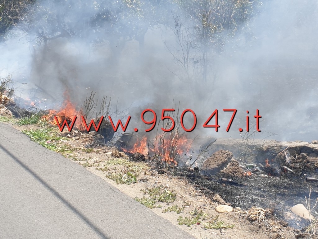 INCENDIO IN CONTRADA GIACONIA: STERPAGLIE IN FIAMME, PAURA PER LE ABITAZIONI