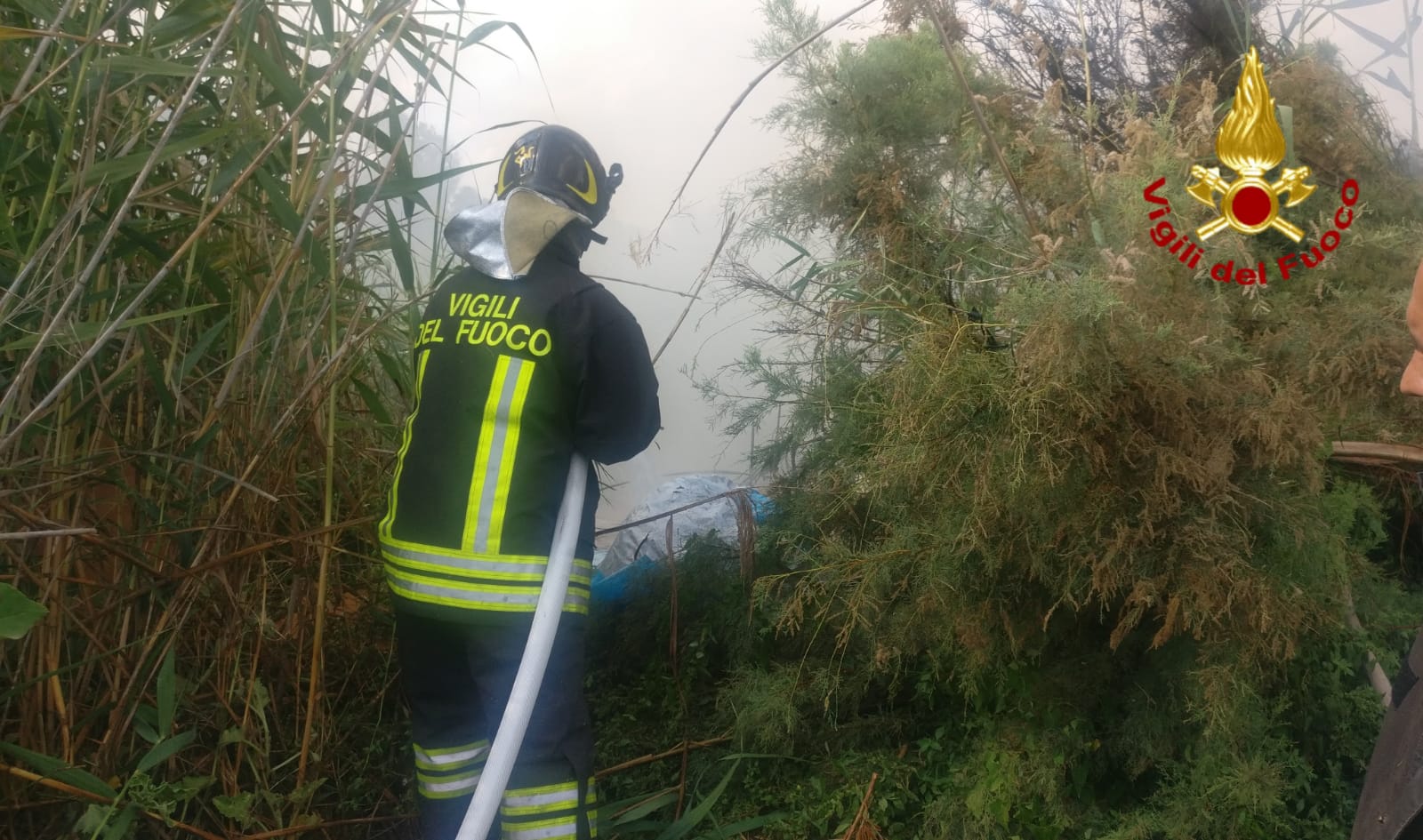 CATANIA, VASTO INCENDIO IN ZONA AEROPORTO
