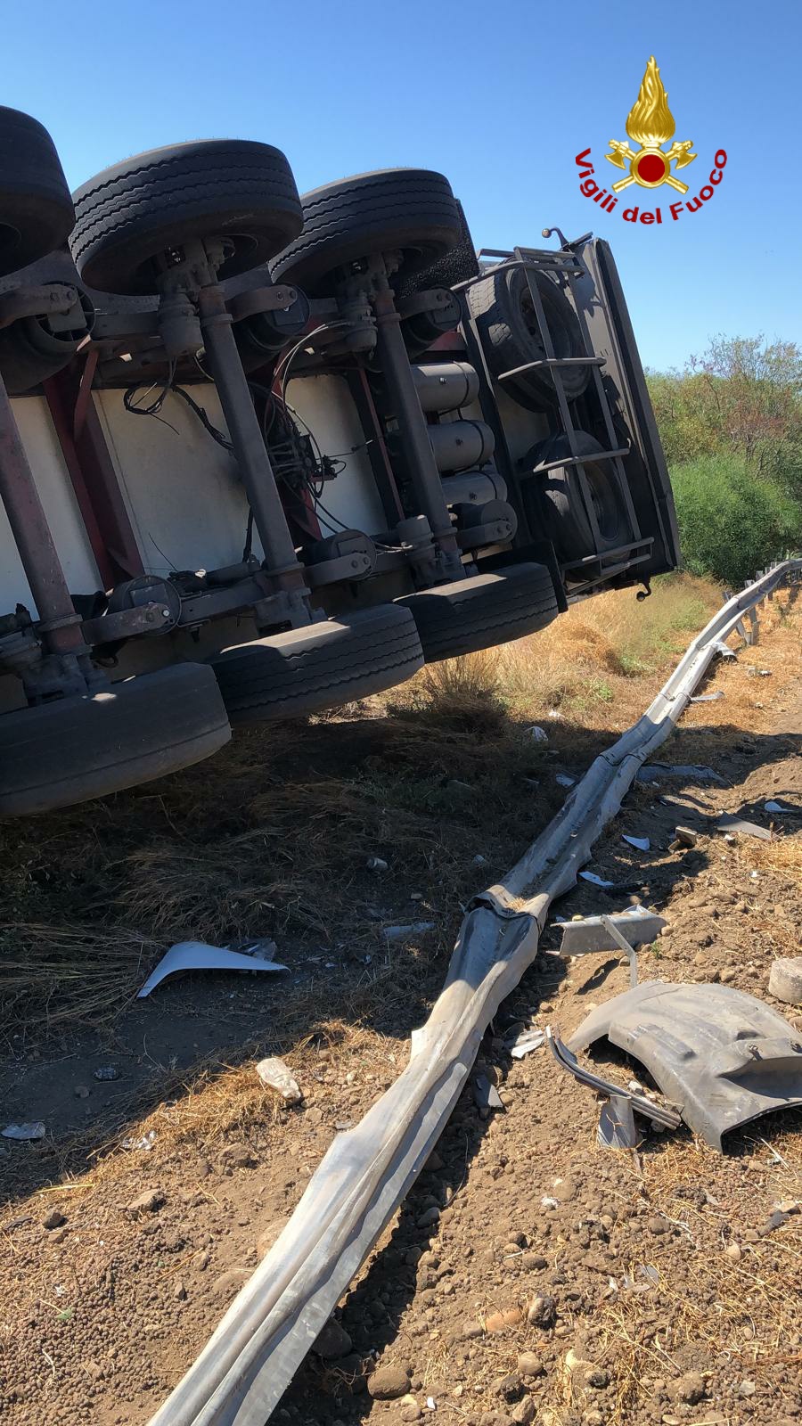 CAMION ESCE DI STRADA E SI RIBALTA NEI PRESSI DELLA BASE DI SIGONELLA, FERITO CONDUCENTE