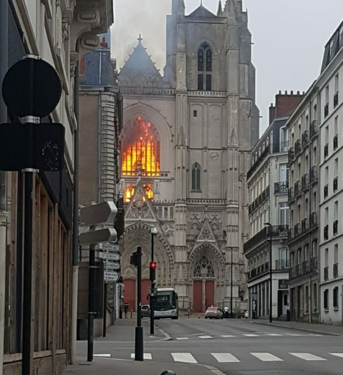 NANTES, BRUCIA CATTEDRALE GOTICA DI SAINT PIERRE: «VIOLENTO INCENDIO» -  FOTO E VIDEO