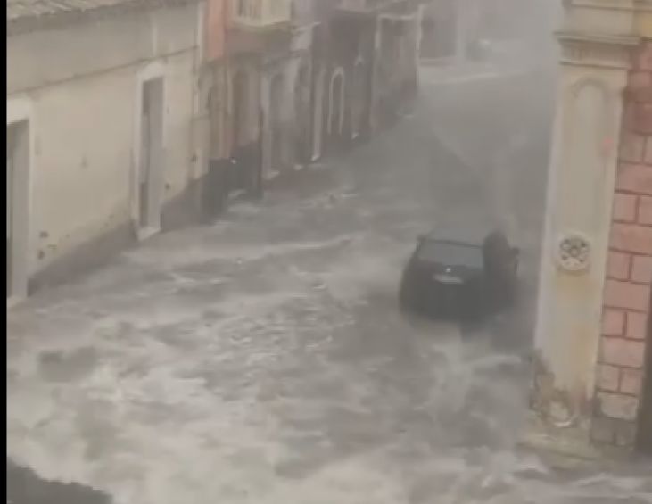 BOMBA D'ACQUA TRA RAMACCA E SCORDIA, GRAVI DANNI - LE FOTO