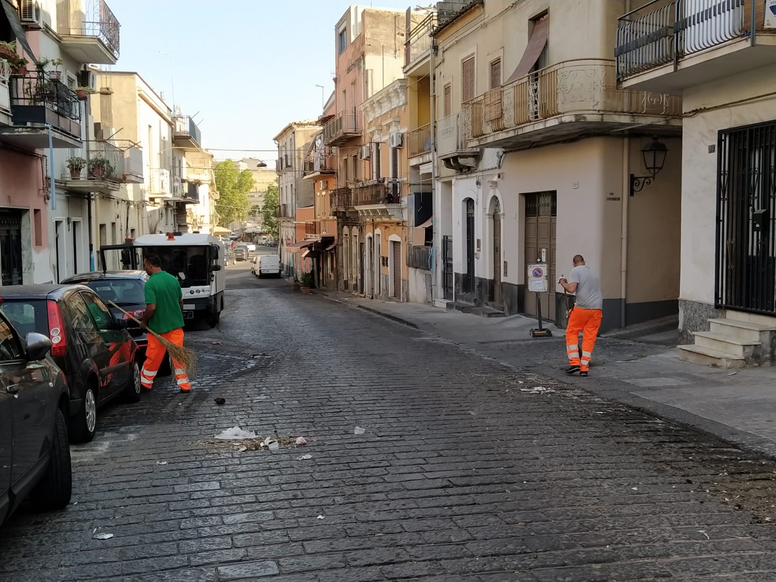 PATERNO’. PULIZIA STRADE, DIVIETI IGNORATI: VENTI MULTE E QUATTRO RIMOZIONI