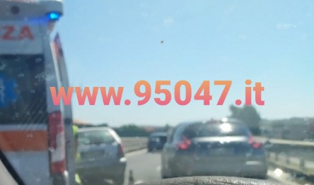 AUTO CONTRO GUARD RAIL SULLA SS121, FERITO