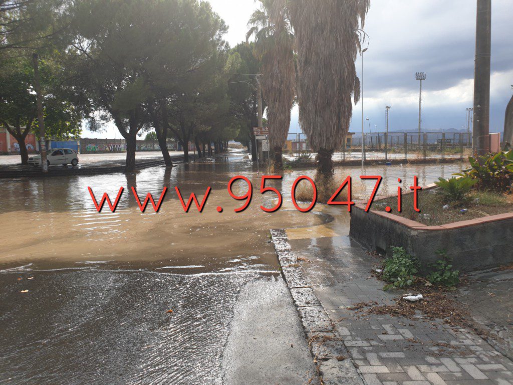 PATERNO': FORTE NUBIFRAGIO STRADE "INVASE" DALL'ACQUA E DANNI