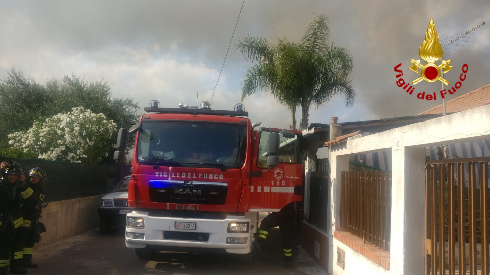 CATANIA, VASTO INCENDIO IN ZONA AEROPORTO