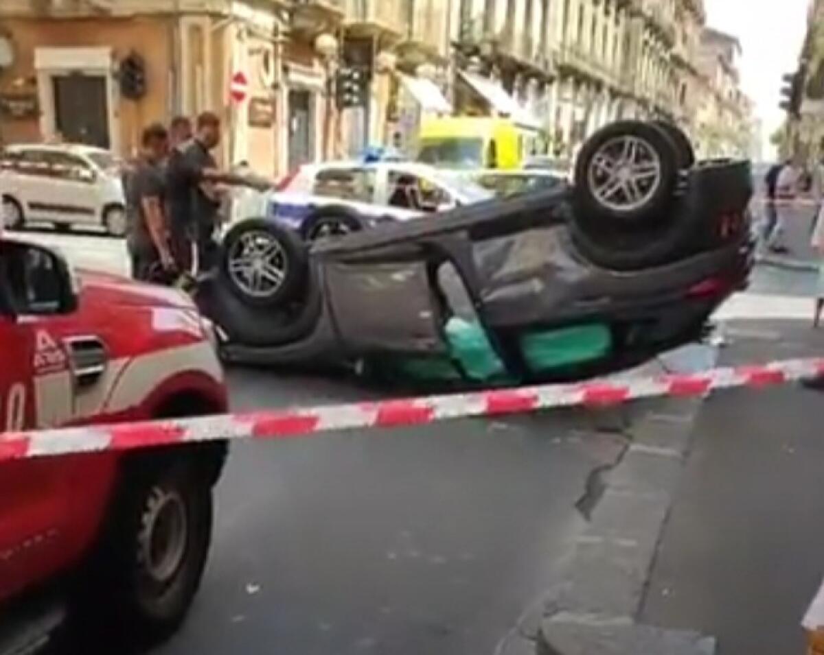 CATANIA: AUTO SI RIBALTA IN PIENO CENTRO - 