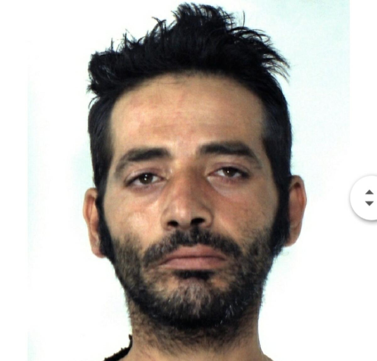 CALTAGIRONE: Aggredisce i passanti per poi prendere a morsi i Carabinieri intervenuti per bloccarlo - 