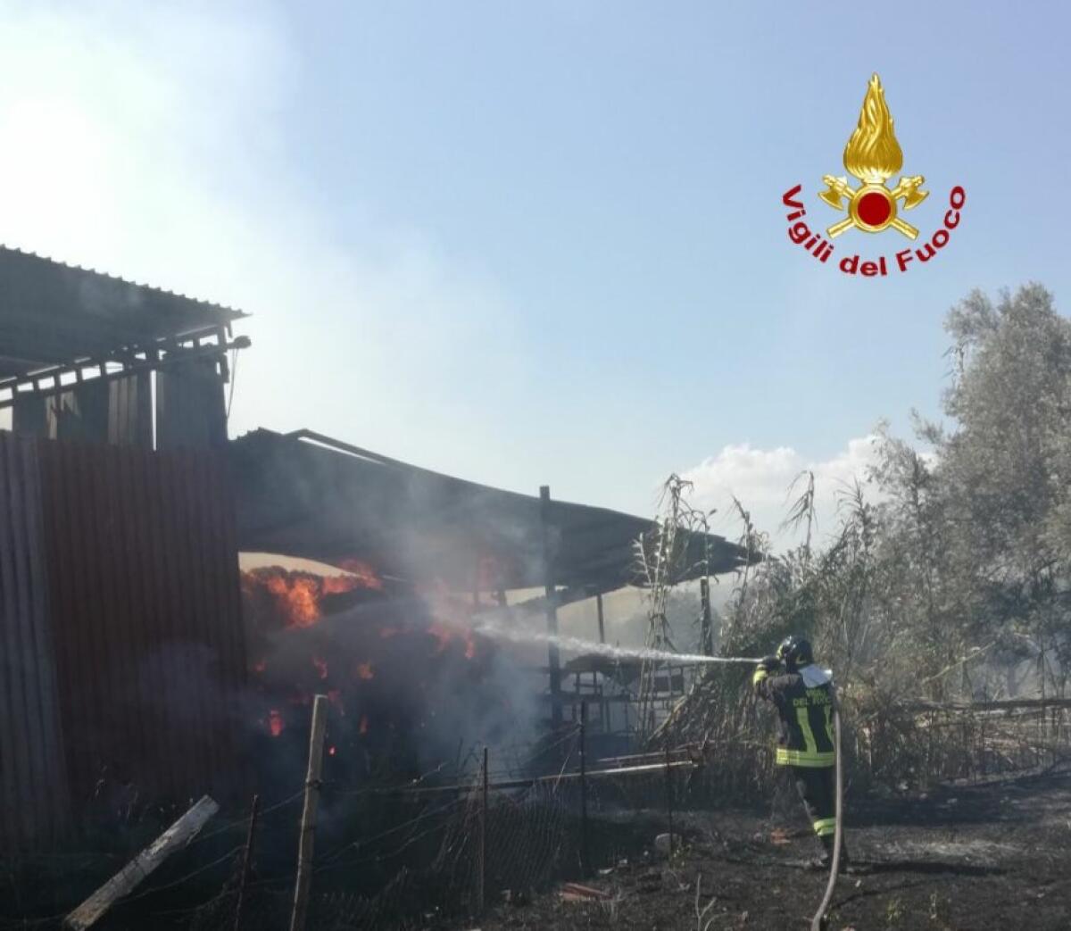 INCENDIO FIENILE A PATERNÒ IN CONTRADA CAFARO - 