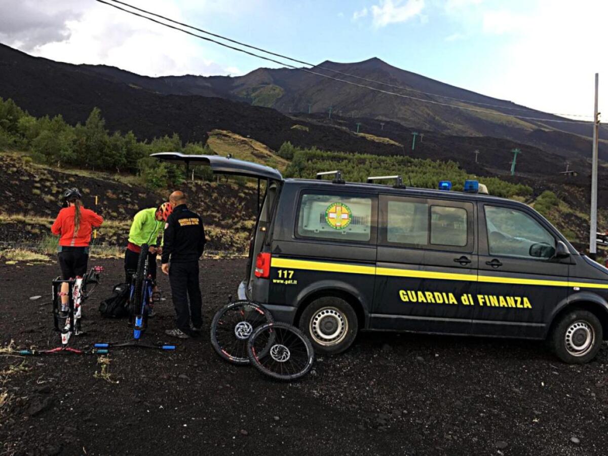 GUARDIA DI FINANZA: BRUTTA AVVENTURA PER DUE CICLISTI SULLE ZONE SOMMITALI DELL’ETNA. - 