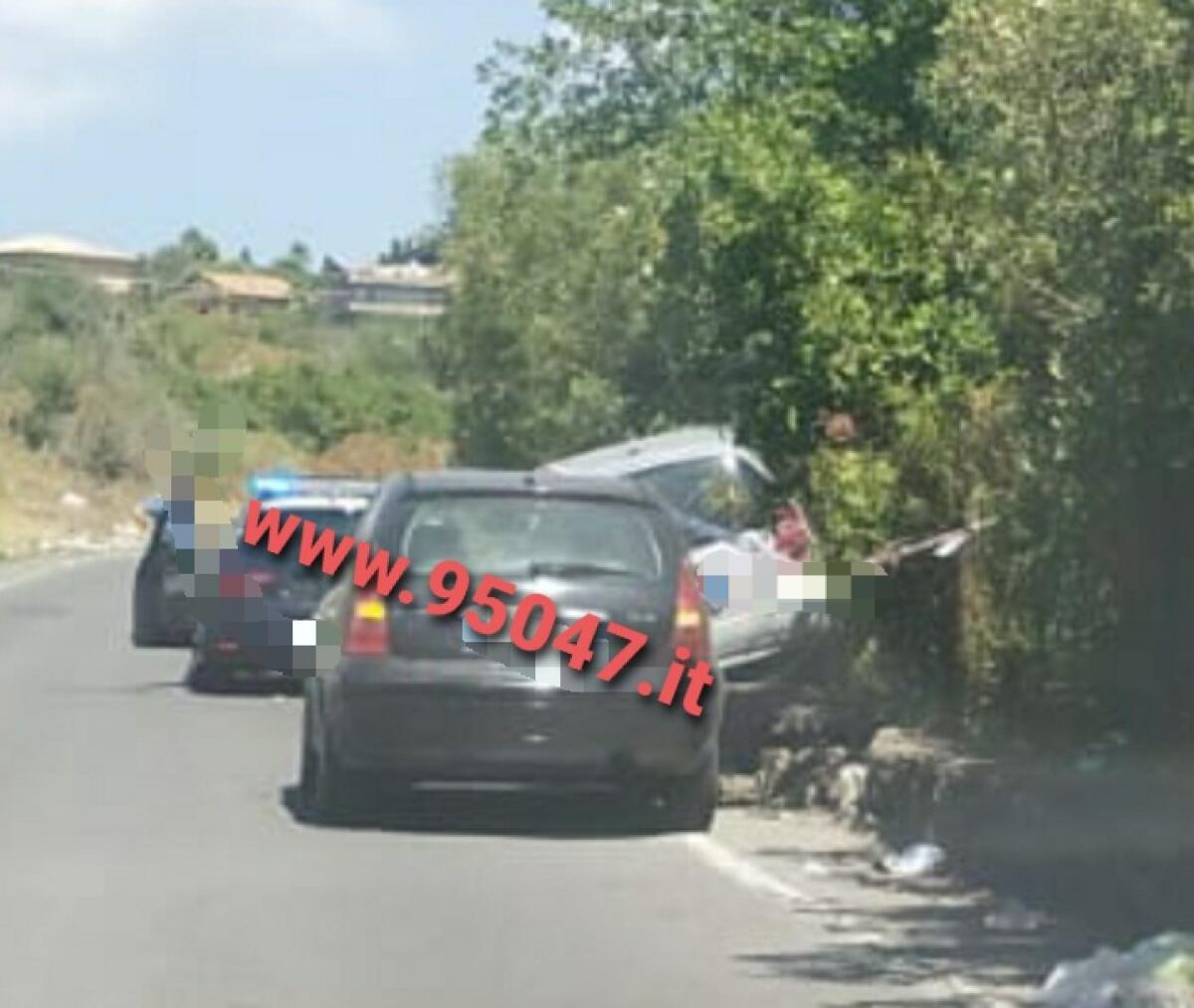 INCIDENTE STRADALE SULLA PATERNÒ RAGALNA: AUTO FINISCE CONTRO UN MURETTO - 