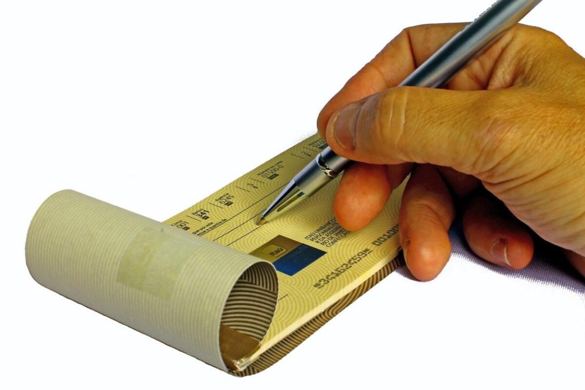 CATANIA: CERCA DI INCASSARE CON FIRMA FALSA: DENUNCIATO - 