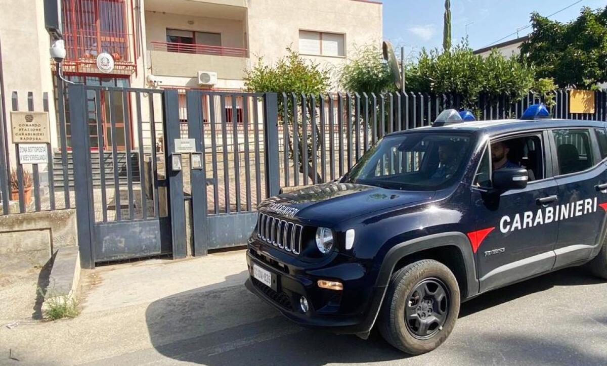 RADDUSA, PADRE E FIGLIO TROVATI CON DROGA NEGLI SLIP - 