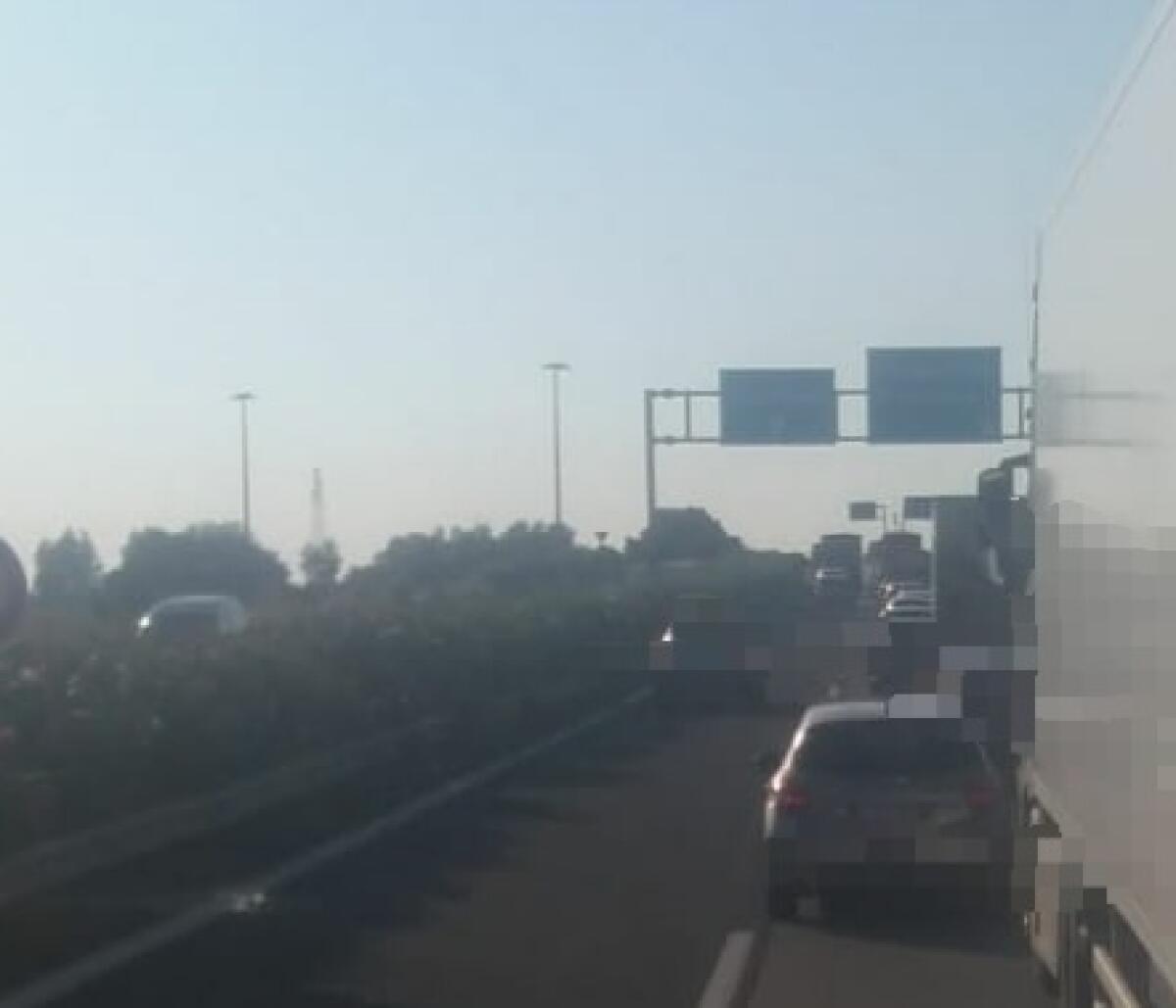 MEZZO PESANTE RIBALTATO SULLA TANGENZIALE DI CATANIA - 