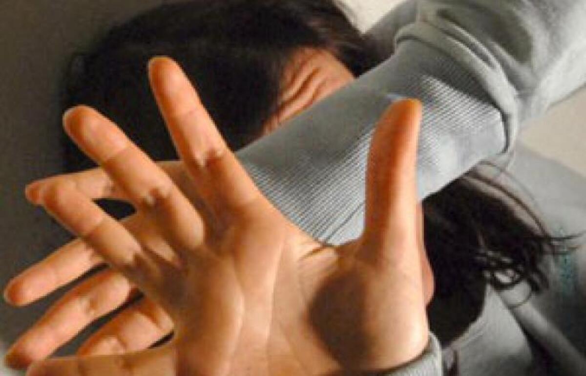 VIZZINI: A SOLI 14 ANNI VESSAVA COSTANTEMENTE LA MADRE: DENUNCIATO E COLLOCATO IN COMUNITÀ - 