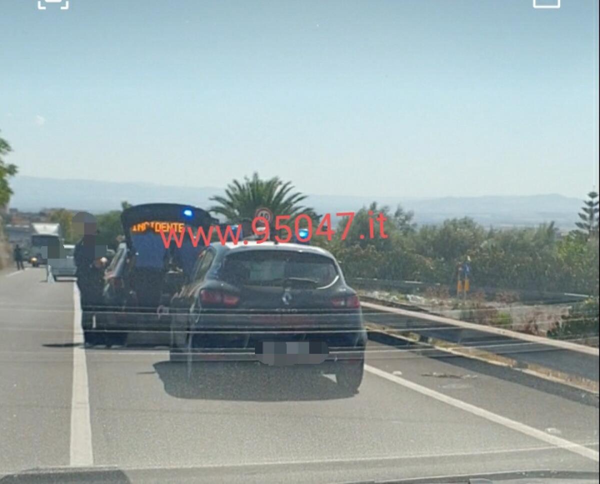 INCIDENTE NEI PRESSI DELLO SVINCOLO PATERNÒ , FERITA UNA DONNA - 