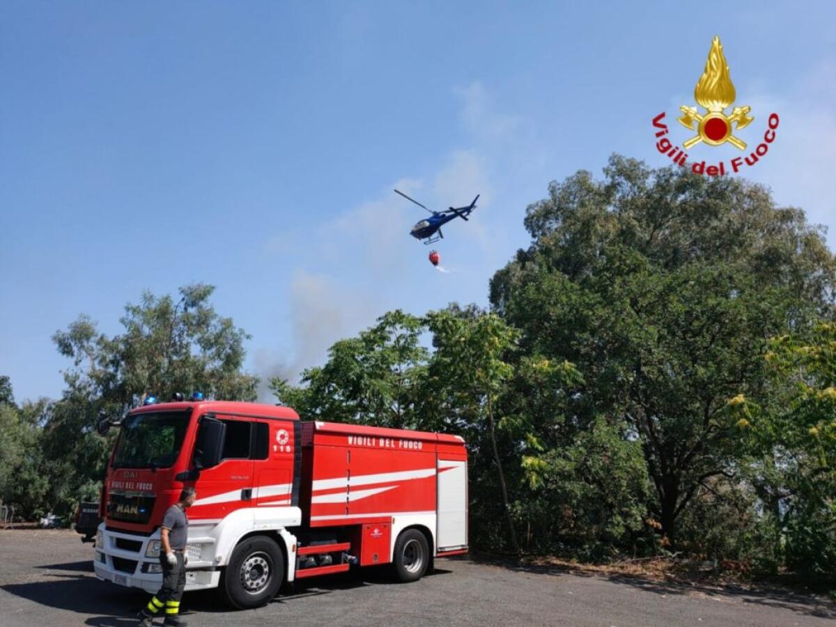 INCENDIO DI STERPAGLIE  MINACCIATE ABITAZIONI SULLA COLLINA DI VAMPOLIERI - 