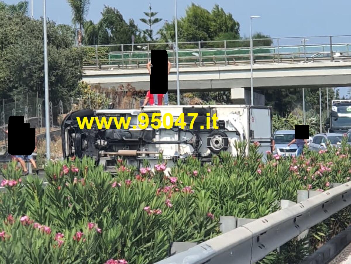 CAMION SI RIBALTA SULLA TANGENZIALE DI CATANIA , LUNGHISSIME CODE - 