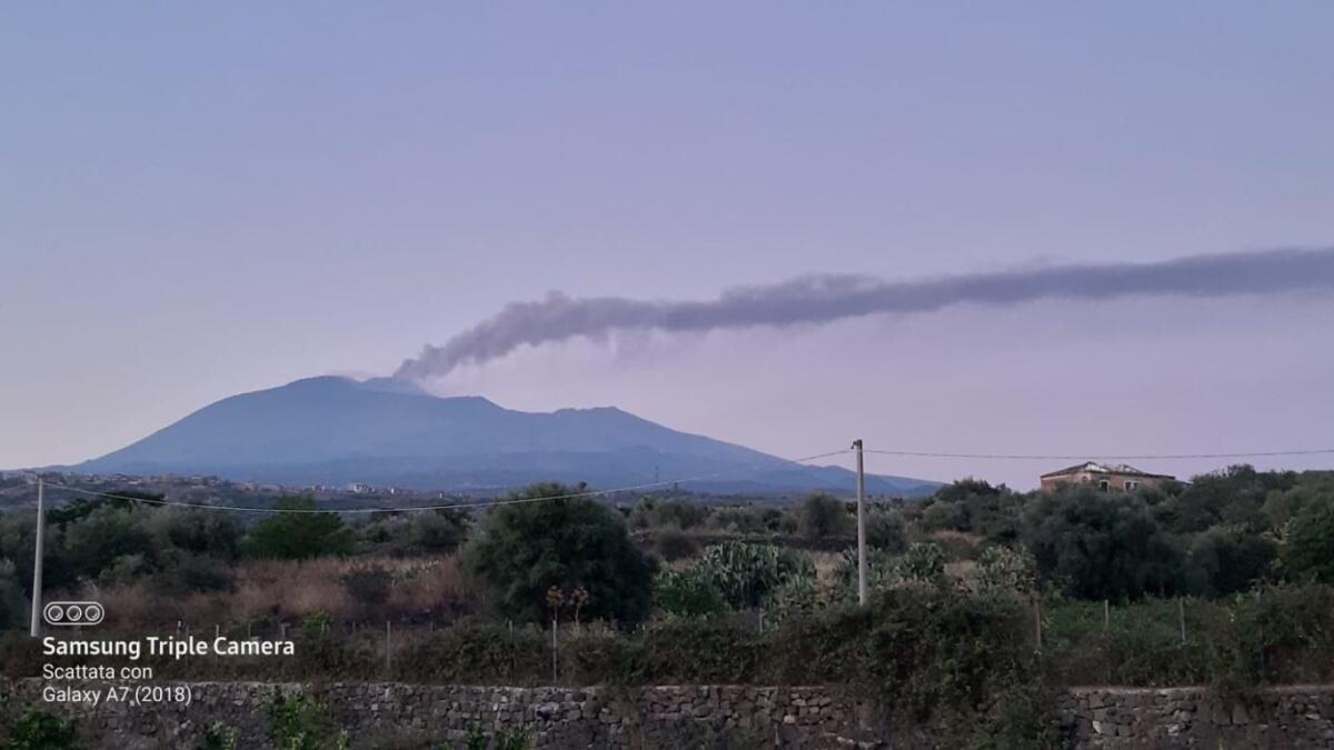 ETNA, SI INTENSIFICA L'EMISSIONE DI CENERE, LA NUBE RAGGIUNGE UN'ALTEZZA DI CIRCA 5 CHILOMETRI - 