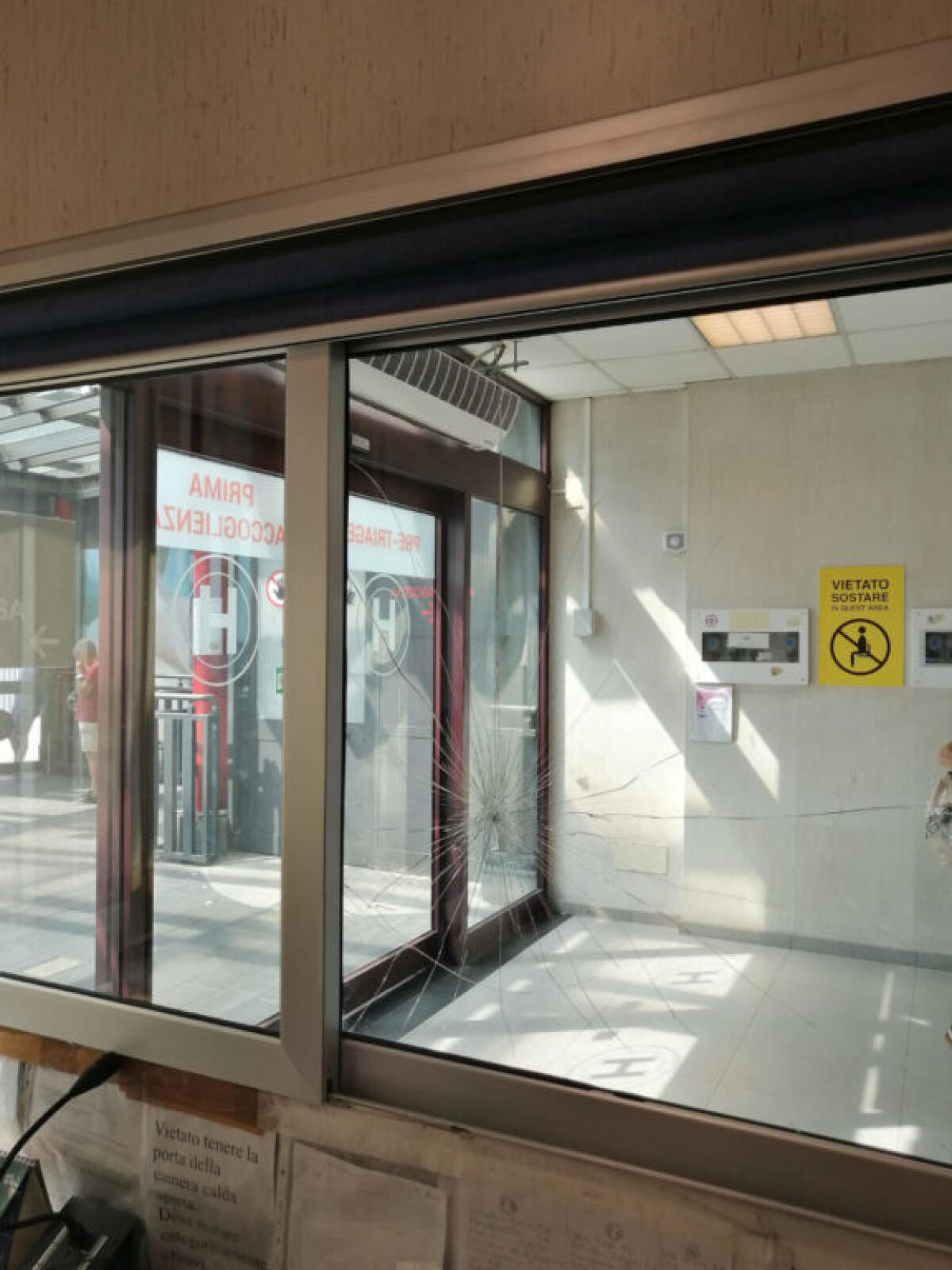 NON PUÒ ENTRARE IN PS DOVE SI TROVA LA COMPAGNA: INVEISCE CONTRO OPERATORI E ROMPE VETRO DEL PRE-TRIAGE - 